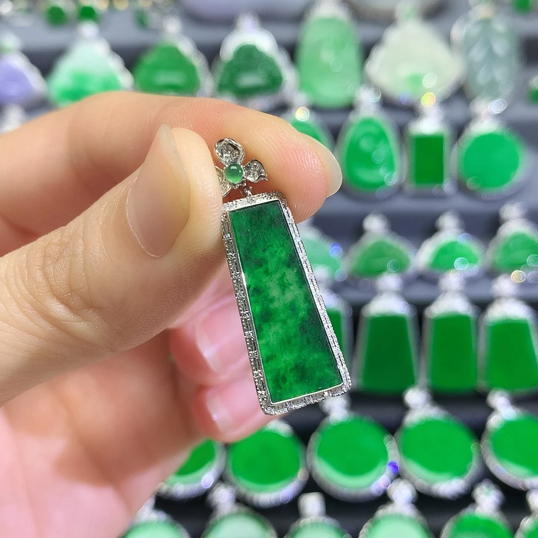 翡翠18K金镶嵌颈饰吊坠