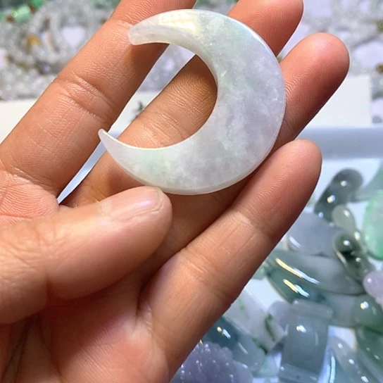 翡翠未镶嵌颈饰吊坠月亮