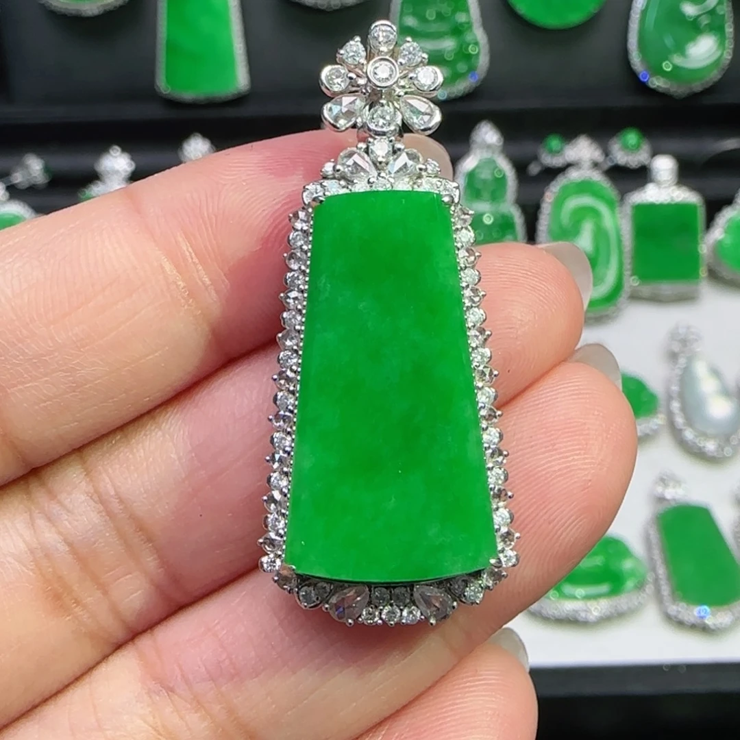 翡翠18K金镶嵌颈饰吊坠