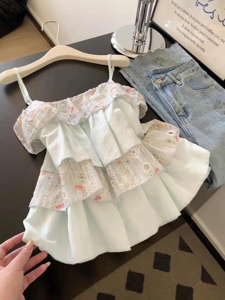 夏季时尚超火甜妹穿搭女2025年新款清新简约百搭碎花吊带小上衣