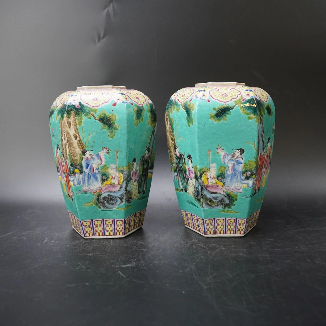 Lot.25090762民国粉彩松石绿地人物故事六方罐（2个）高：约23.4cm