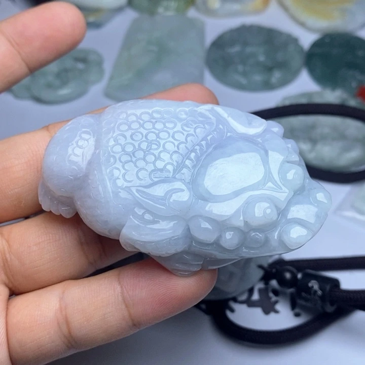 翡翠未镶嵌颈饰时**语翡翠