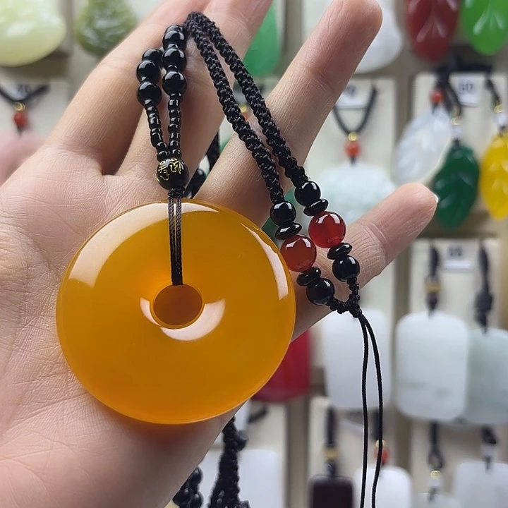 一***芳石英质玉未镶嵌颈饰
