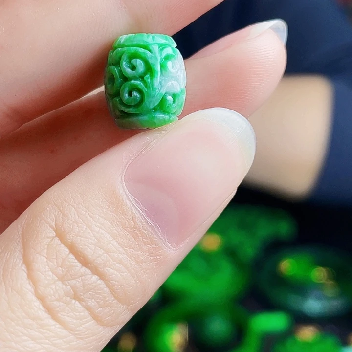翡翠未镶嵌颈饰多样性