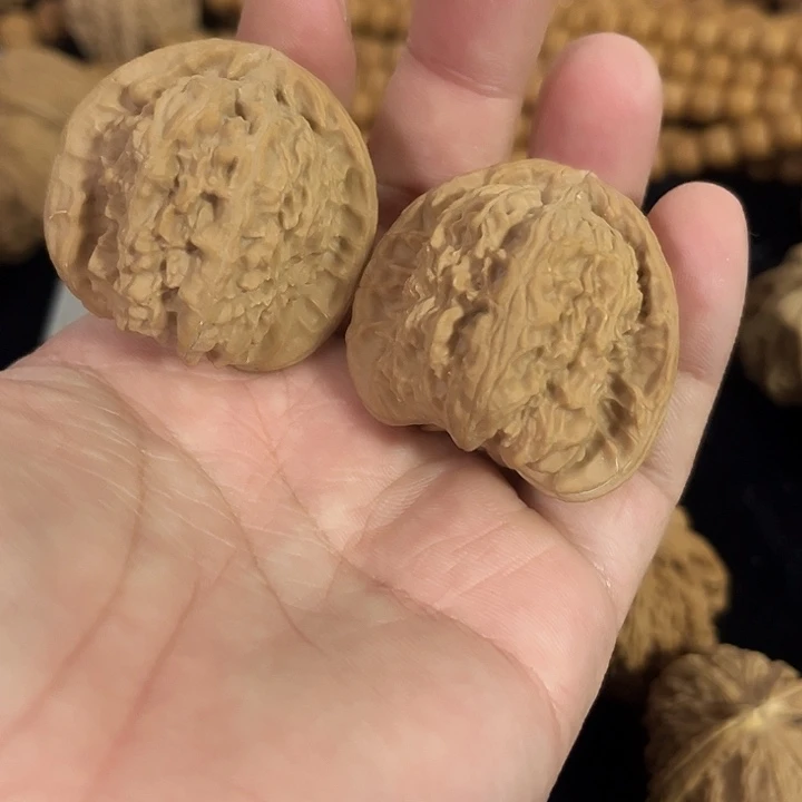 文玩核桃把件39左右微微瑕白狮子，编号040