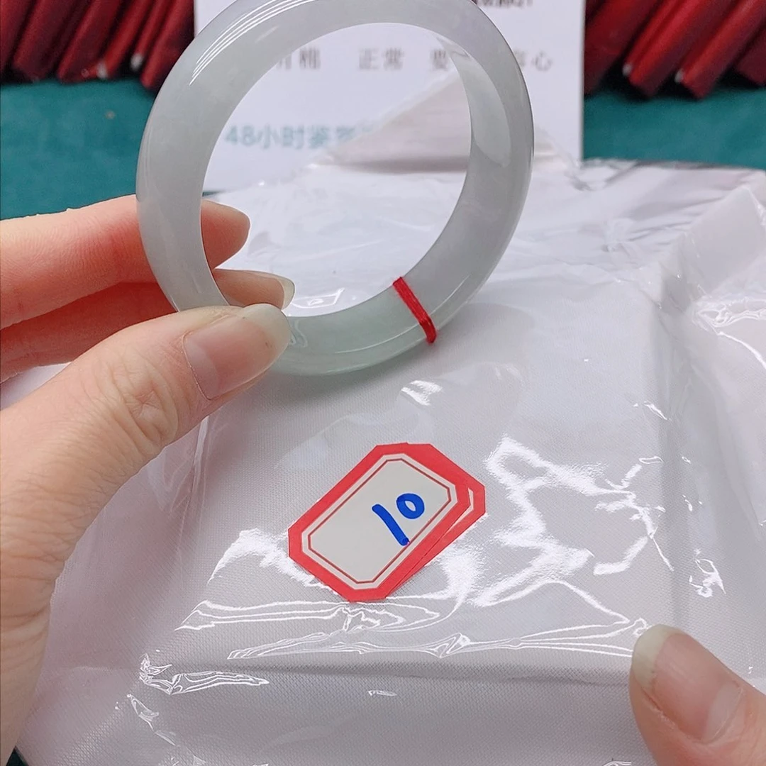 翡翠手镯未镶嵌?**?100000000