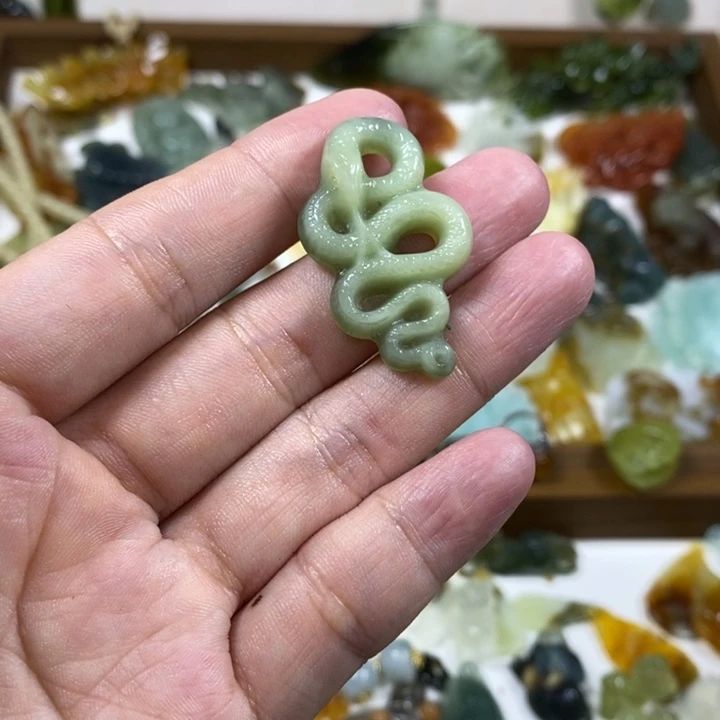 未镶嵌蛇纹石玉吊坠