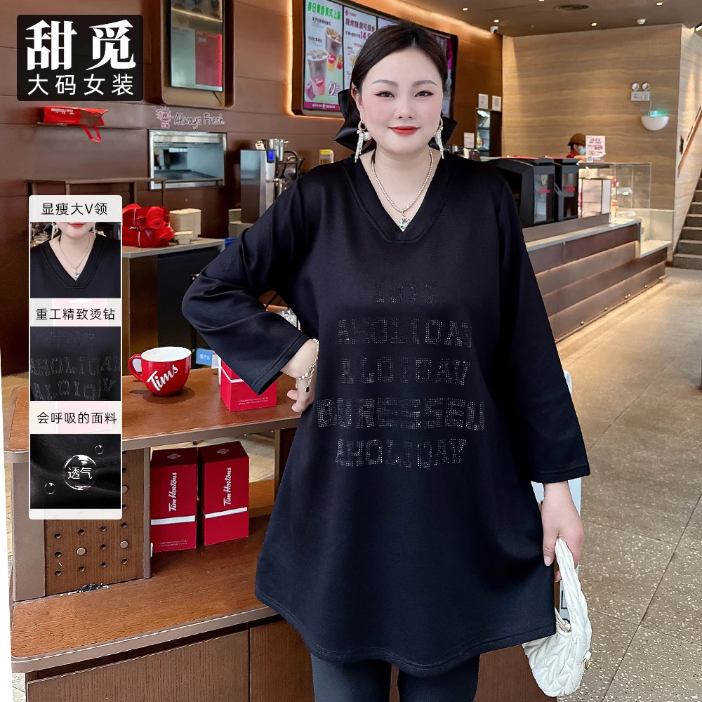 甜觅特大码女装2025春装胖mm300斤精致烫钻宽松显瘦V领长款T恤