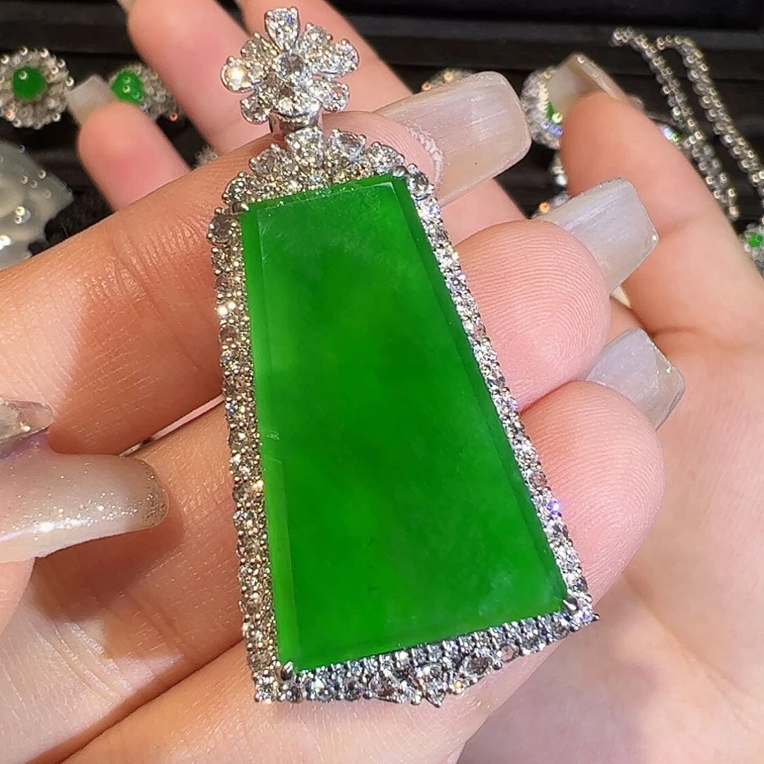 翡翠颈饰18K金镶嵌厚装无事牌