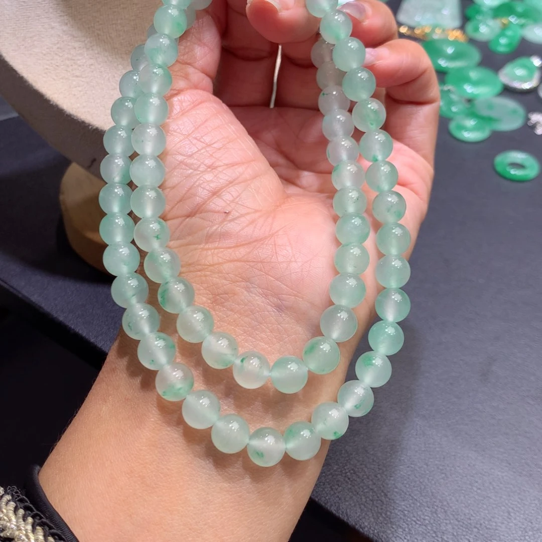 颈饰未镶嵌石英质玉（非洲翠）