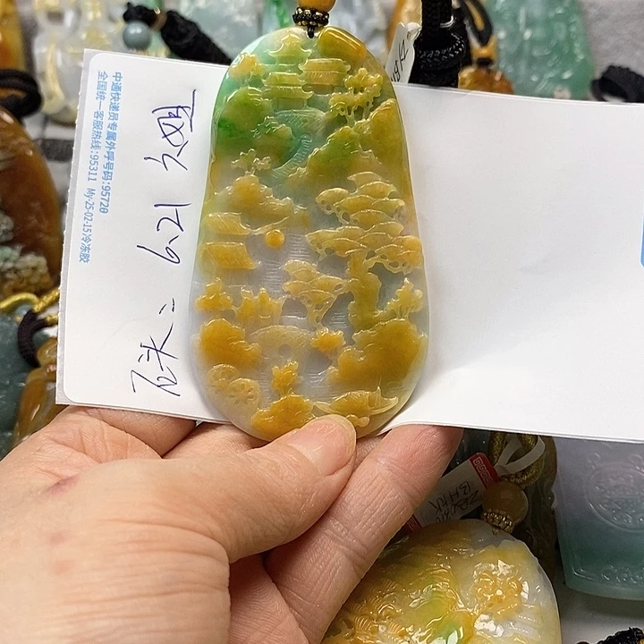 翡翠未镶嵌颈饰石*