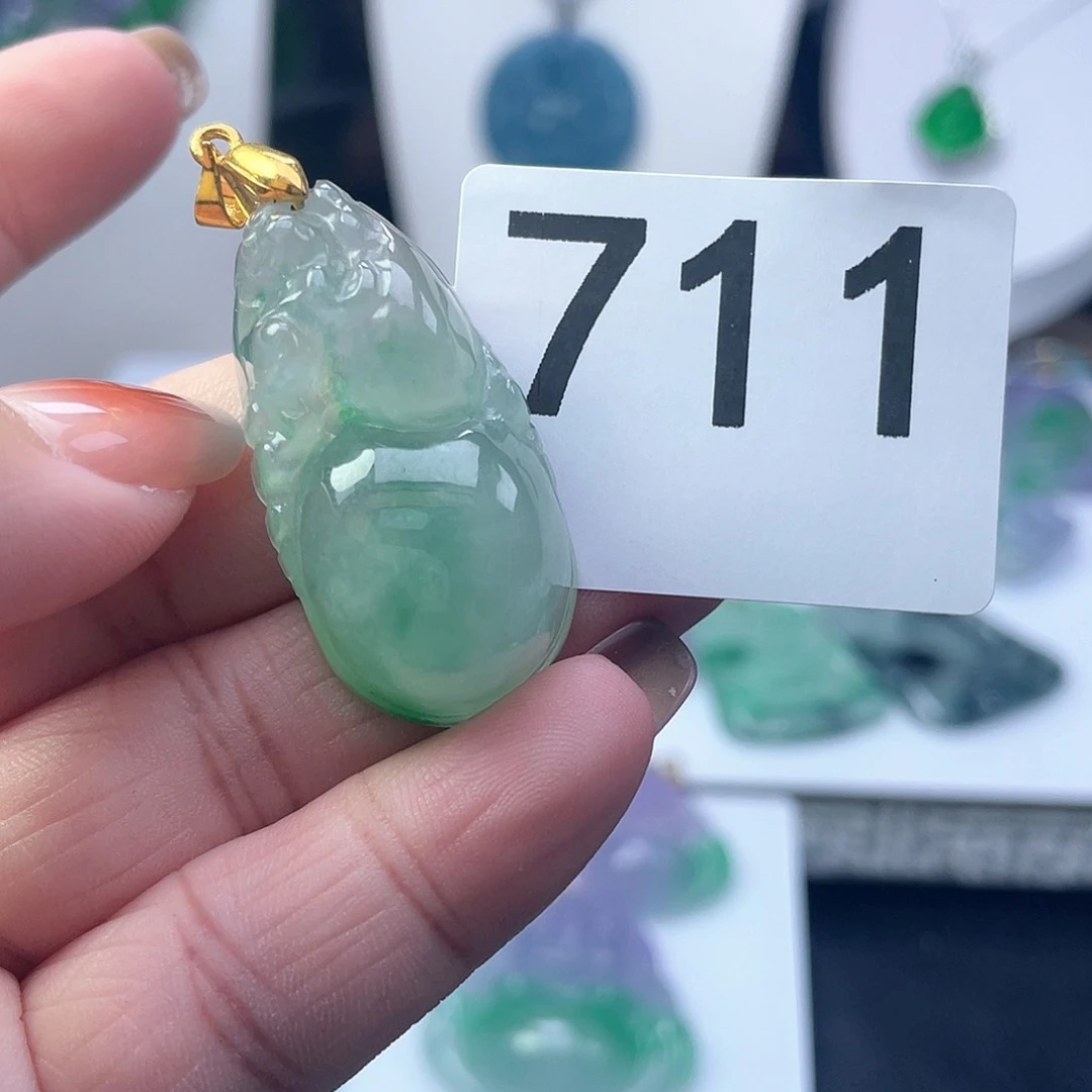 翡翠吊坠(赠链)未镶嵌