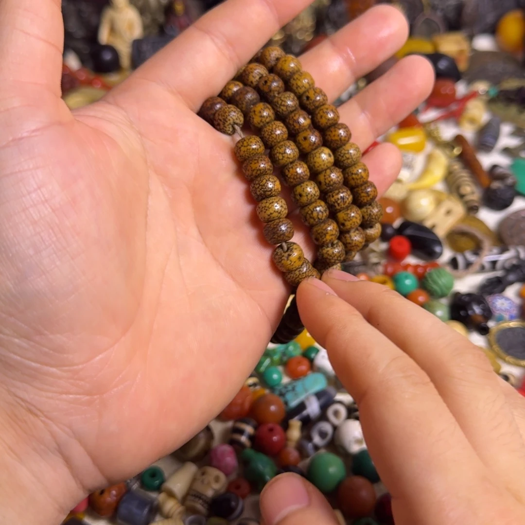 琉璃颈饰念珠如图