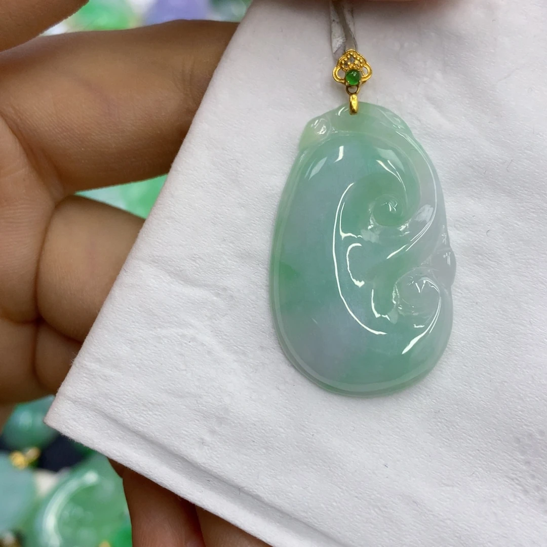 翡翠18K金镶嵌颈饰