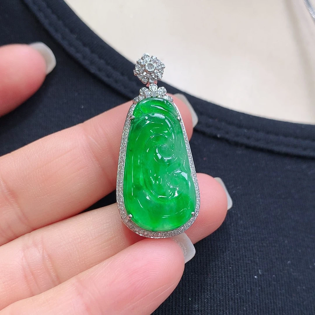 翡翠颈饰18K金镶嵌如意