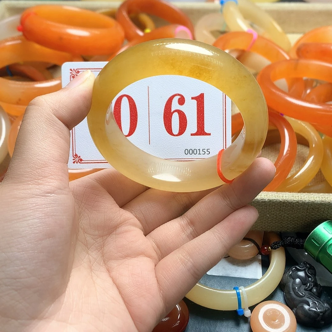 未镶嵌石英质玉（黄龙玉）手镯