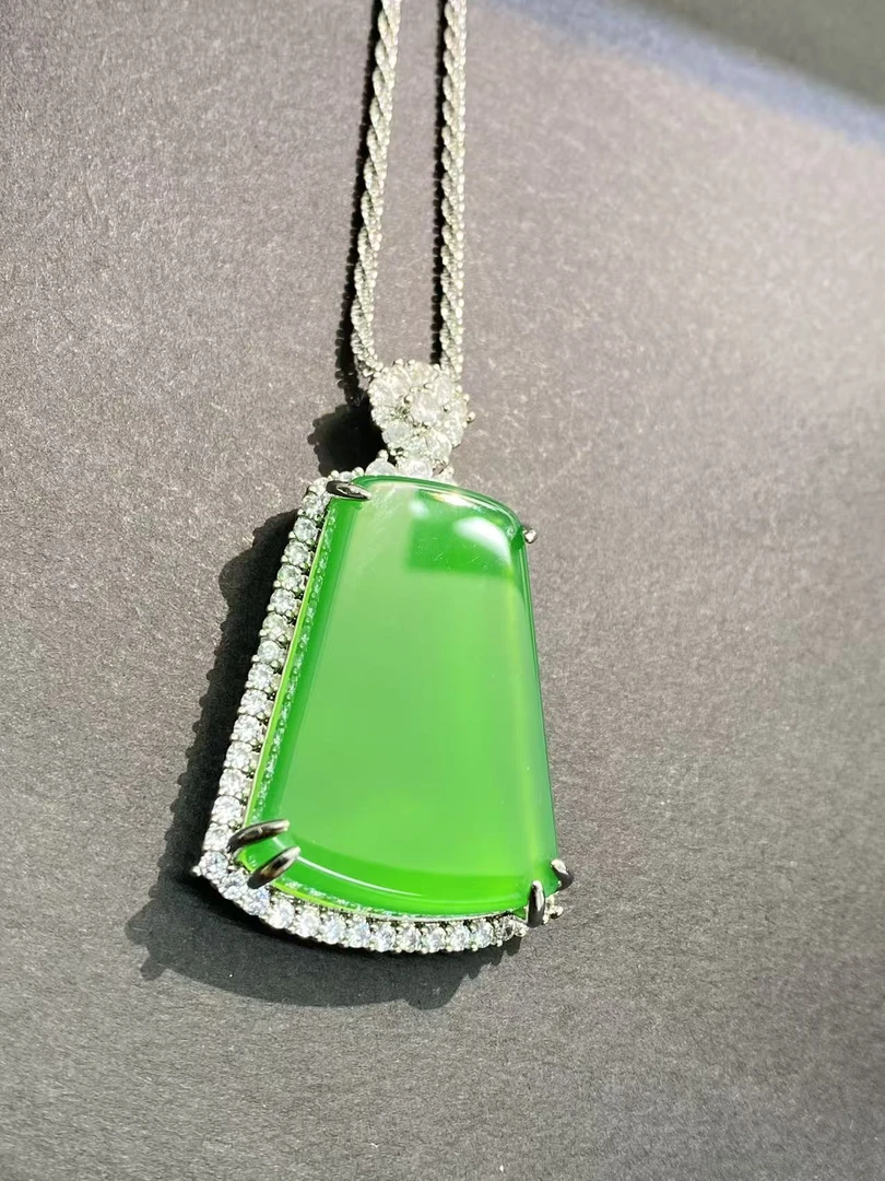 A888高级精工镶嵌无事牌吊坠项链冰透时尚绿