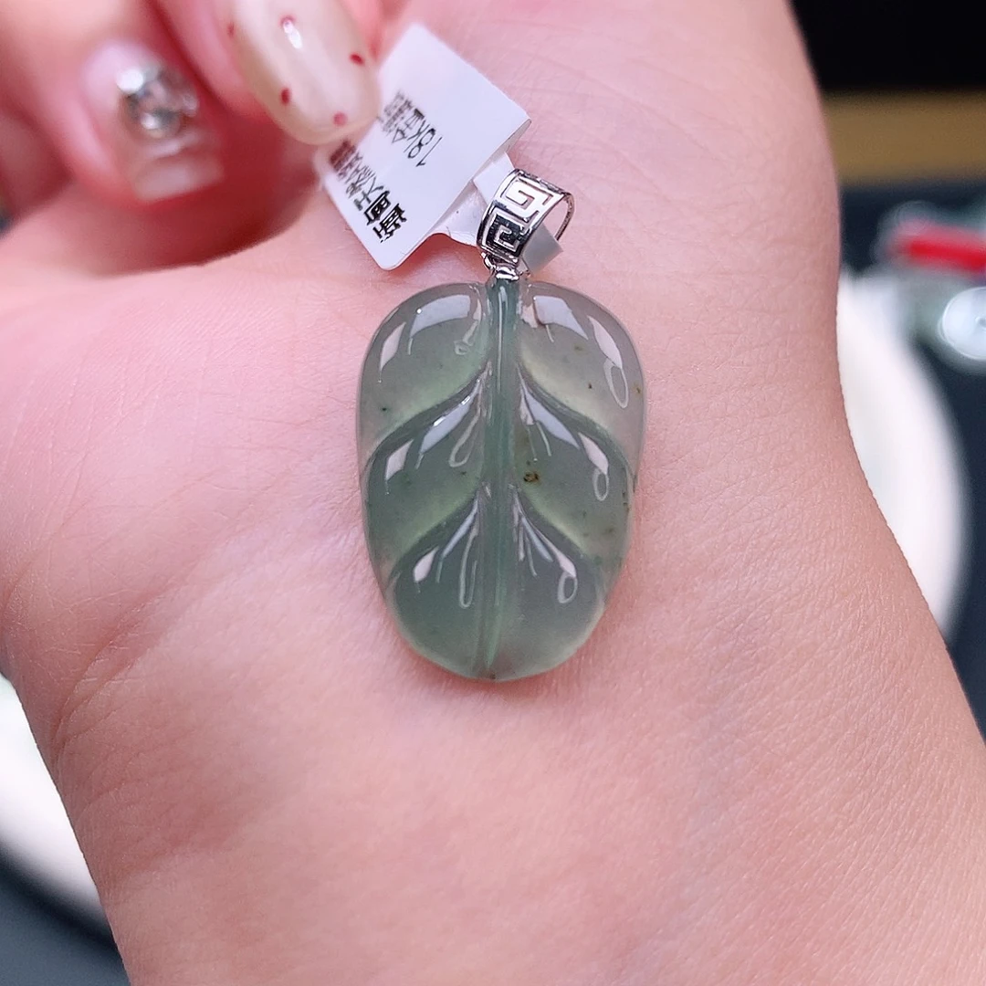 颈饰18K金镶嵌翡翠叶子