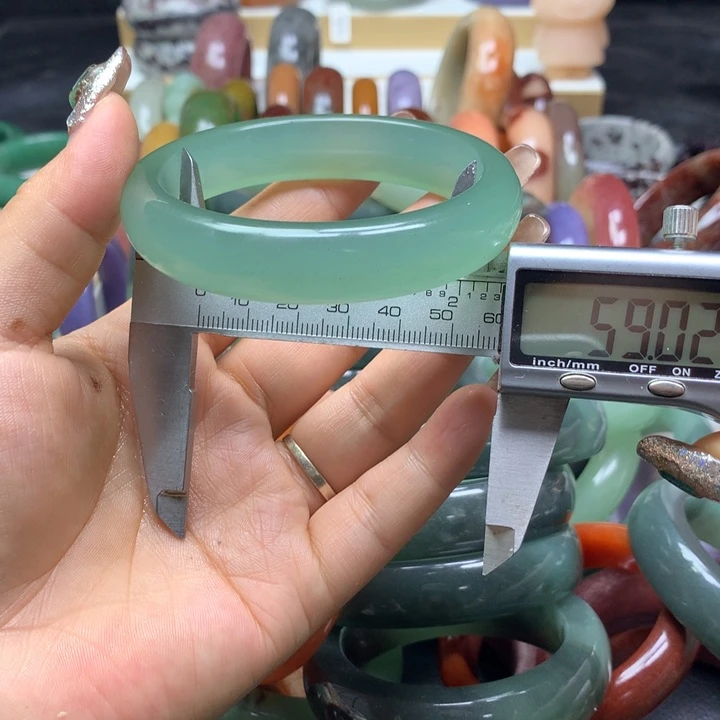 未镶嵌手镯石英质玉