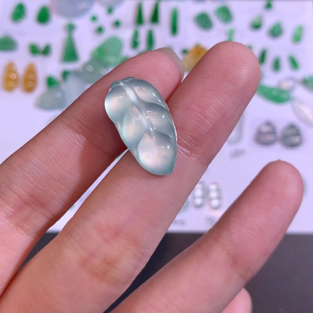 翡翠未镶嵌颈饰叶子