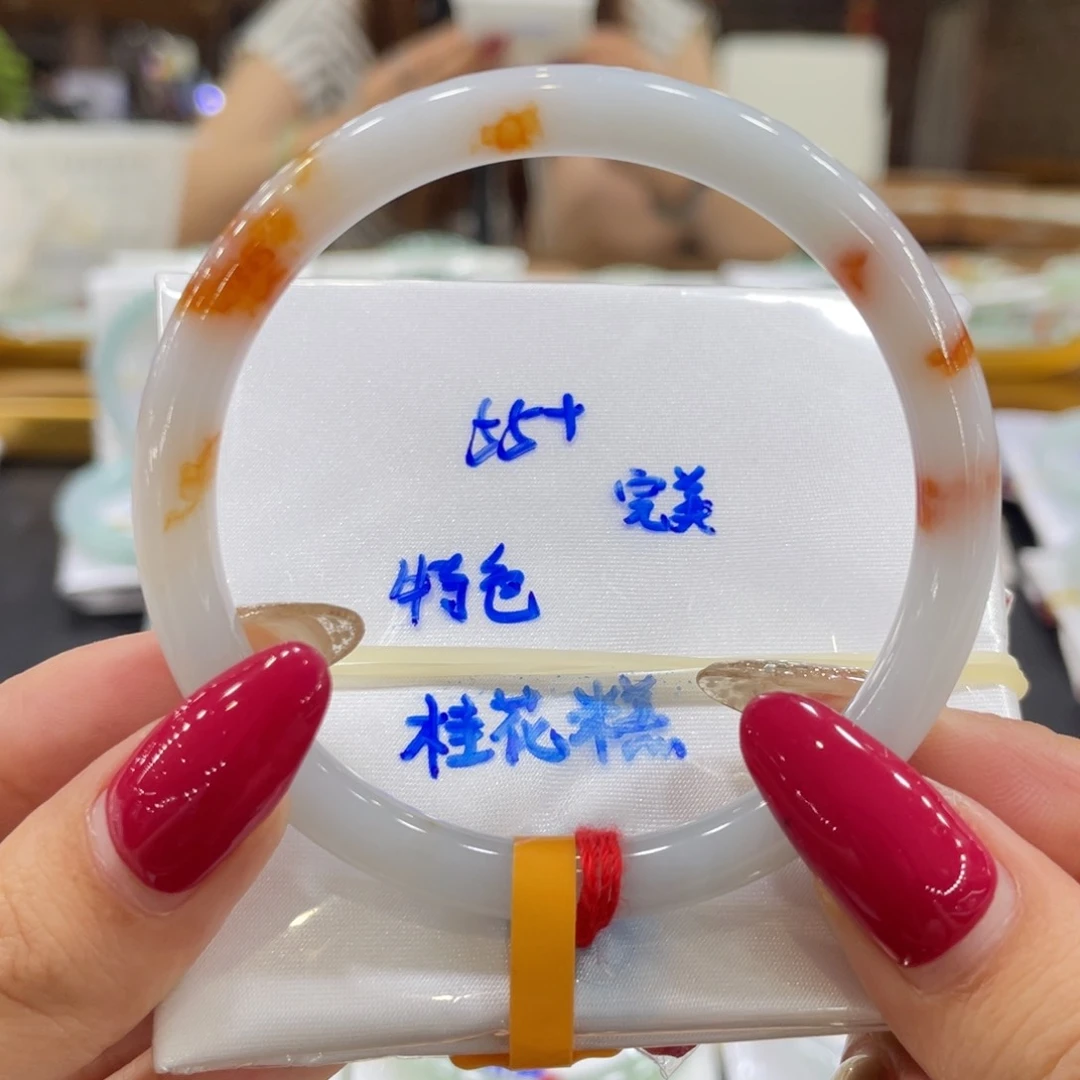 翡翠手镯未镶嵌翡翠