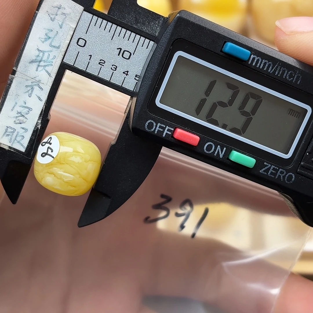 阿****蜜蜡未镶嵌裸石蜜蜡