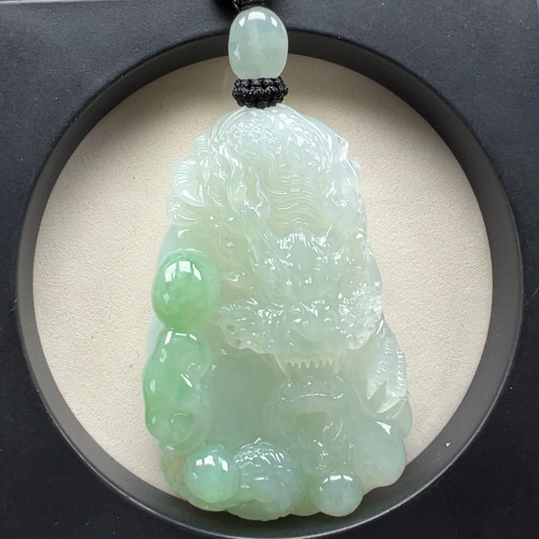 翡翠未镶嵌颈饰龙