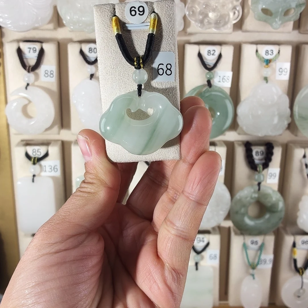谷***恰石英质玉（金丝玉）未镶嵌颈饰
