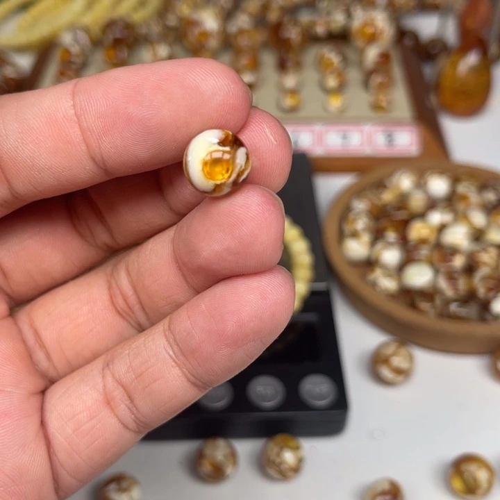 琴***酒未镶嵌琥珀裸石41号微瑕