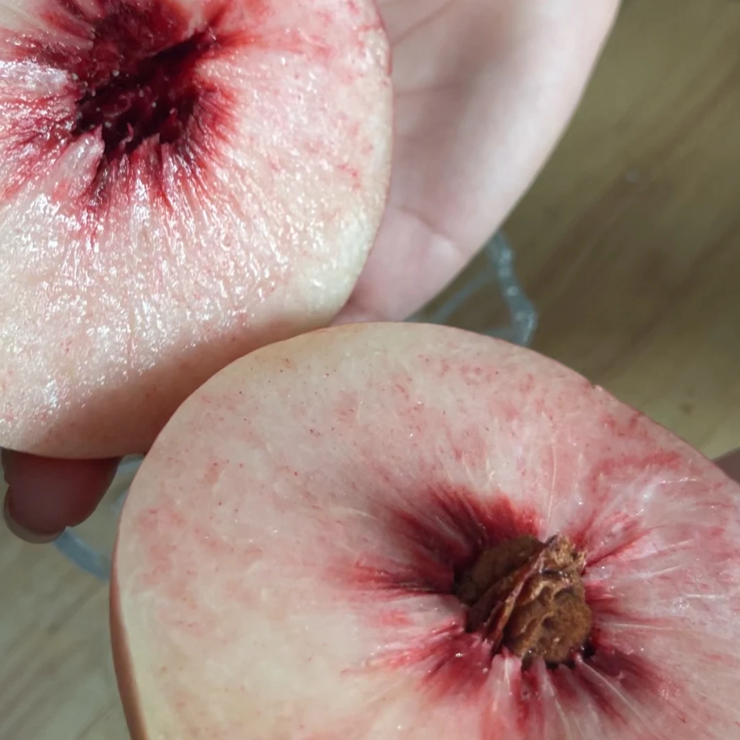 软硬两吃蒙阴蜜桃现摘现发脆甜多汁离核水蜜桃能放软介意勿拍