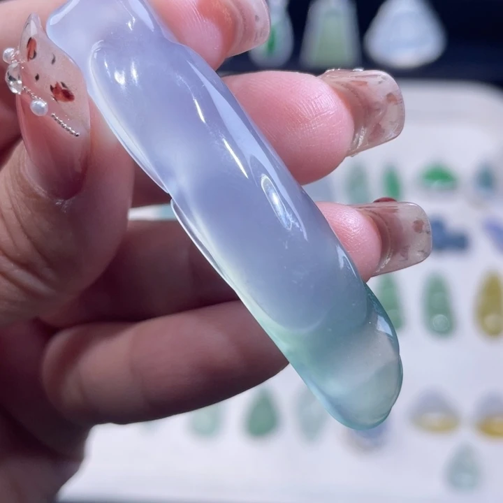 翡翠未镶嵌颈饰随行