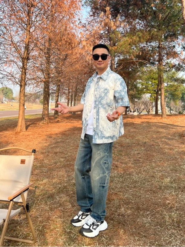 《国际行》2025新款时尚休闲牛仔半袖外套