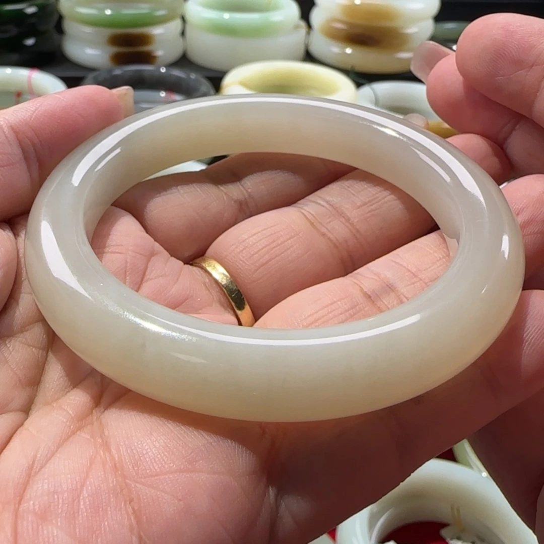 和田玉手镯未镶嵌