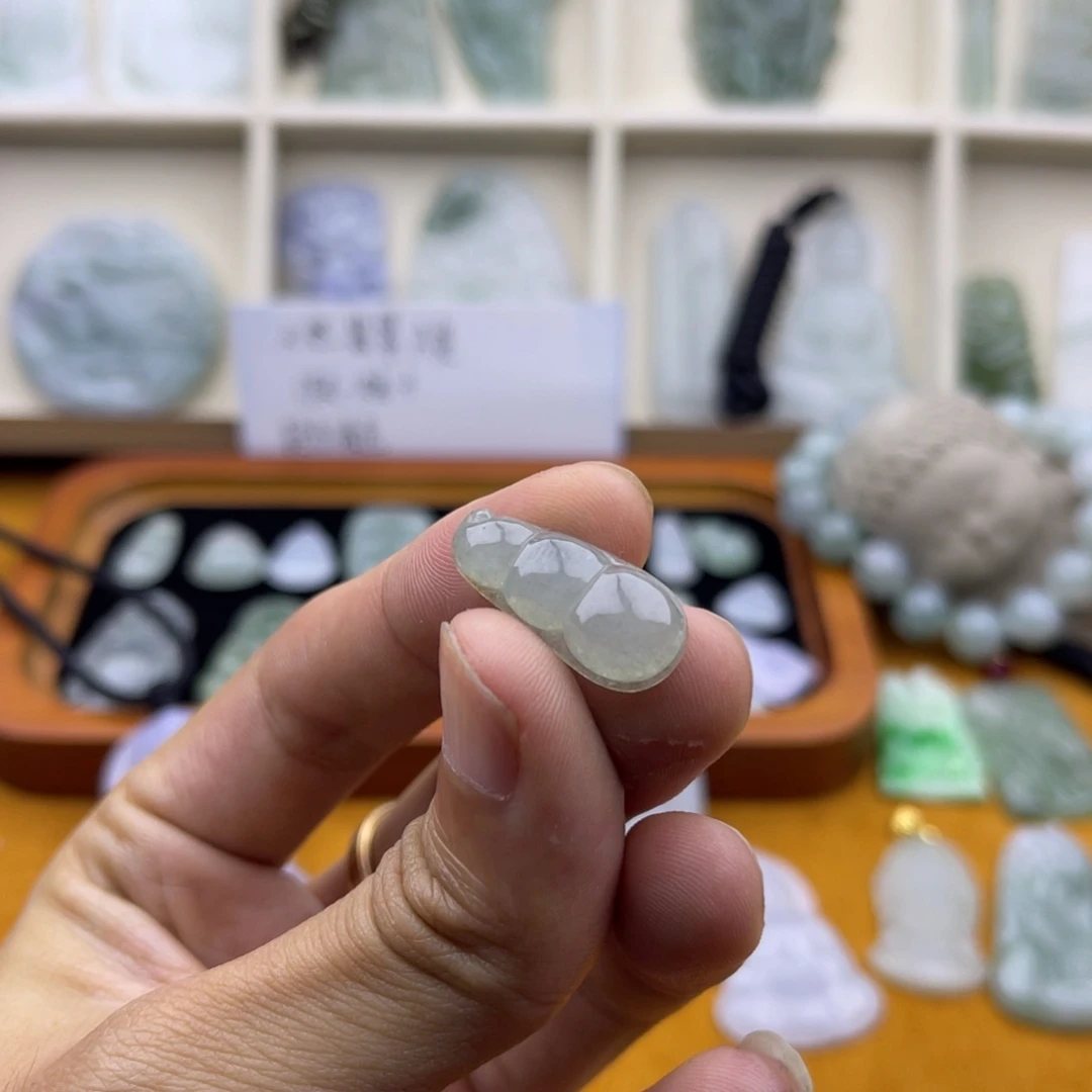 翡翠未镶嵌颈饰豆子