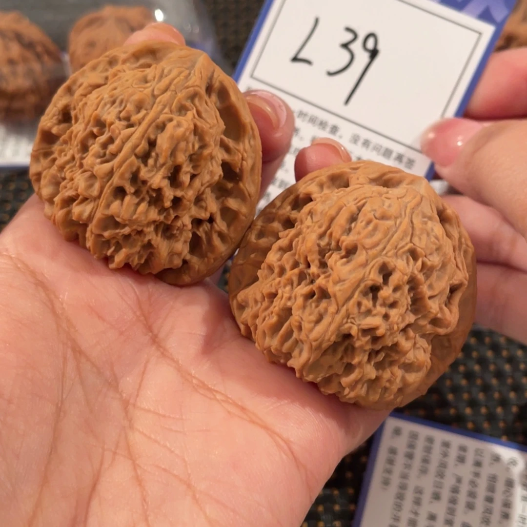 王***牛把件文玩核桃L39 南疆石 44