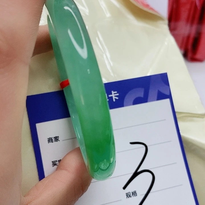翡翠手镯未镶嵌翡翠