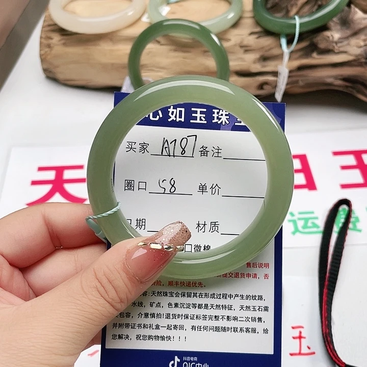 和田玉手镯未镶嵌哈***哈