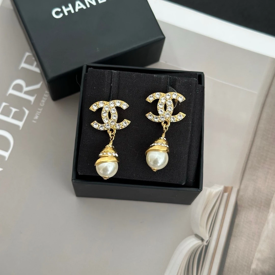 95新 Chanel/香奈儿 Chanel 金色 镶钻双C珍珠吊坠耳钉/690613842