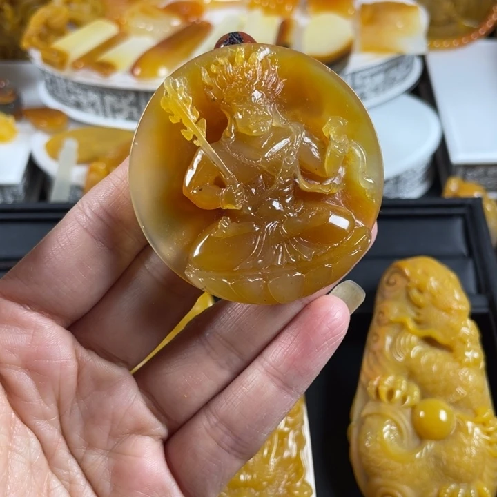 石英质玉（黄龙玉）未镶嵌颈饰