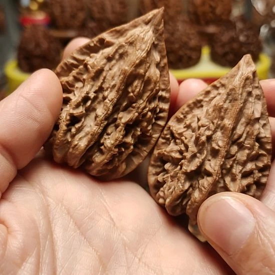 乌***拉吊坠文玩核桃一只尖微磕