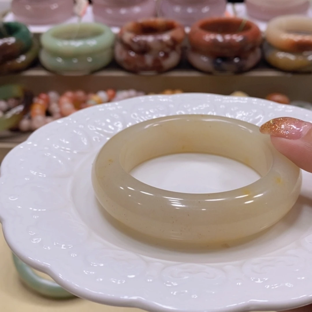 【闪购商品】未镶嵌手镯石英质玉