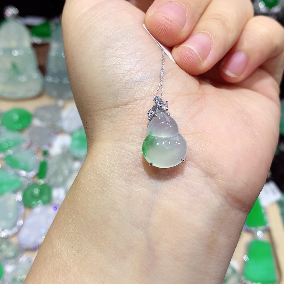 翡翠18K金镶嵌颈饰葫芦