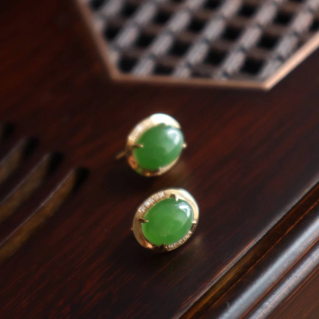 18K金镶嵌和田玉碧玉蛋面耳钉阳绿色玉质细腻11.5/9.7/5.6hx
