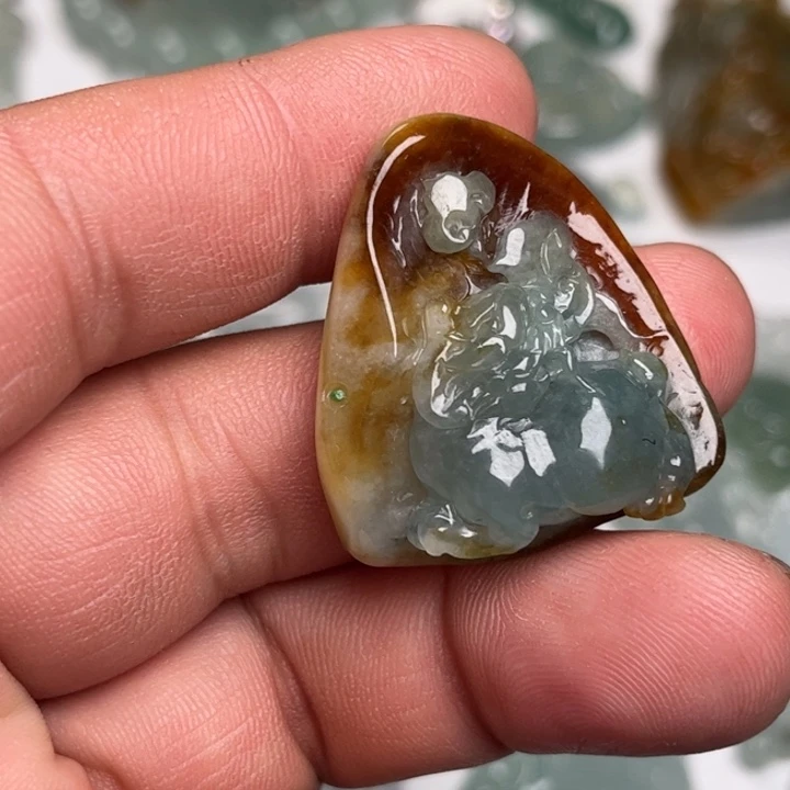 翡翠未镶嵌颈饰貔貅