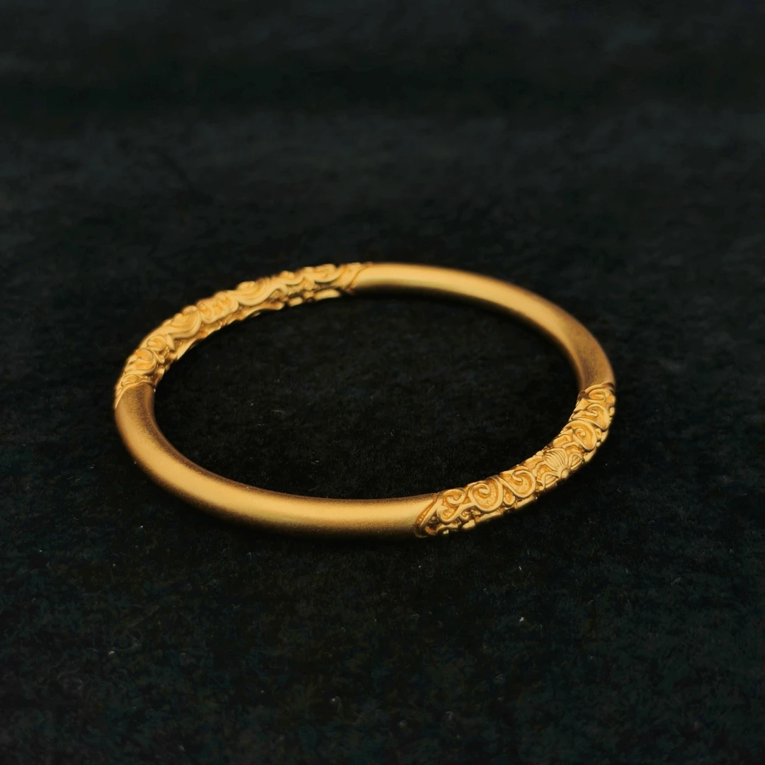 （卷草纹手镯）经典时尚水贝柜台