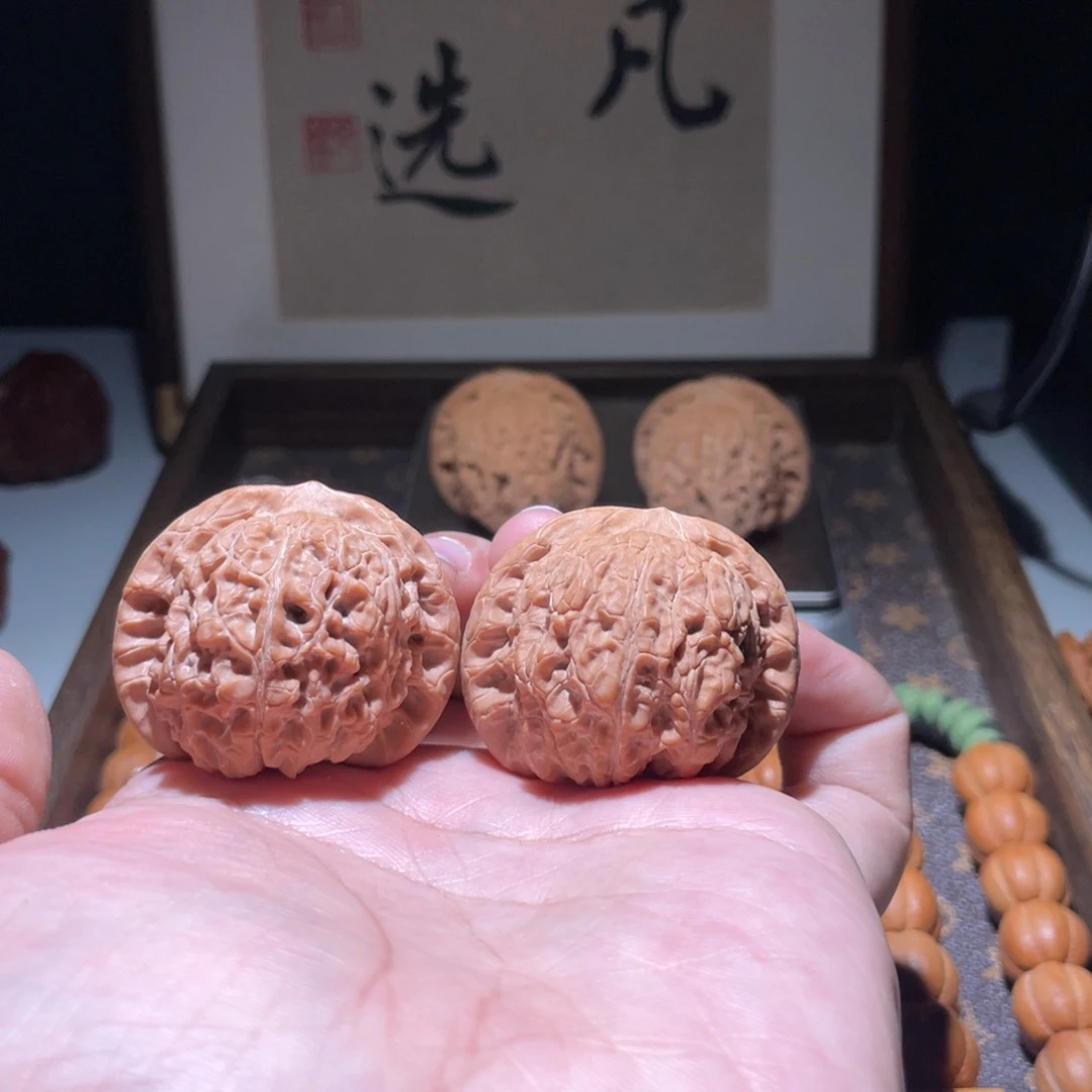 文玩核桃吊坠血麒麟