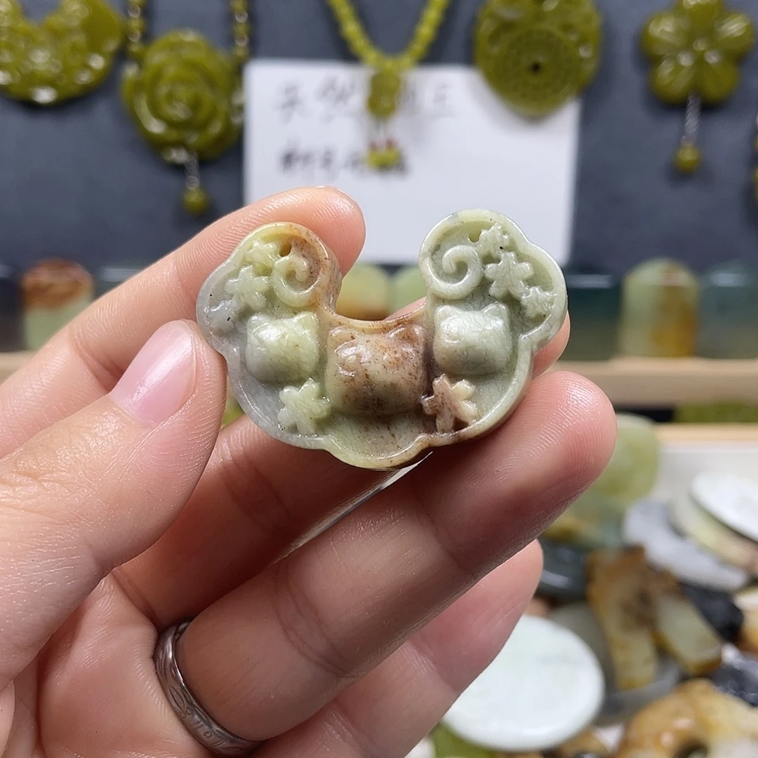 蛇纹石玉未镶嵌颈饰