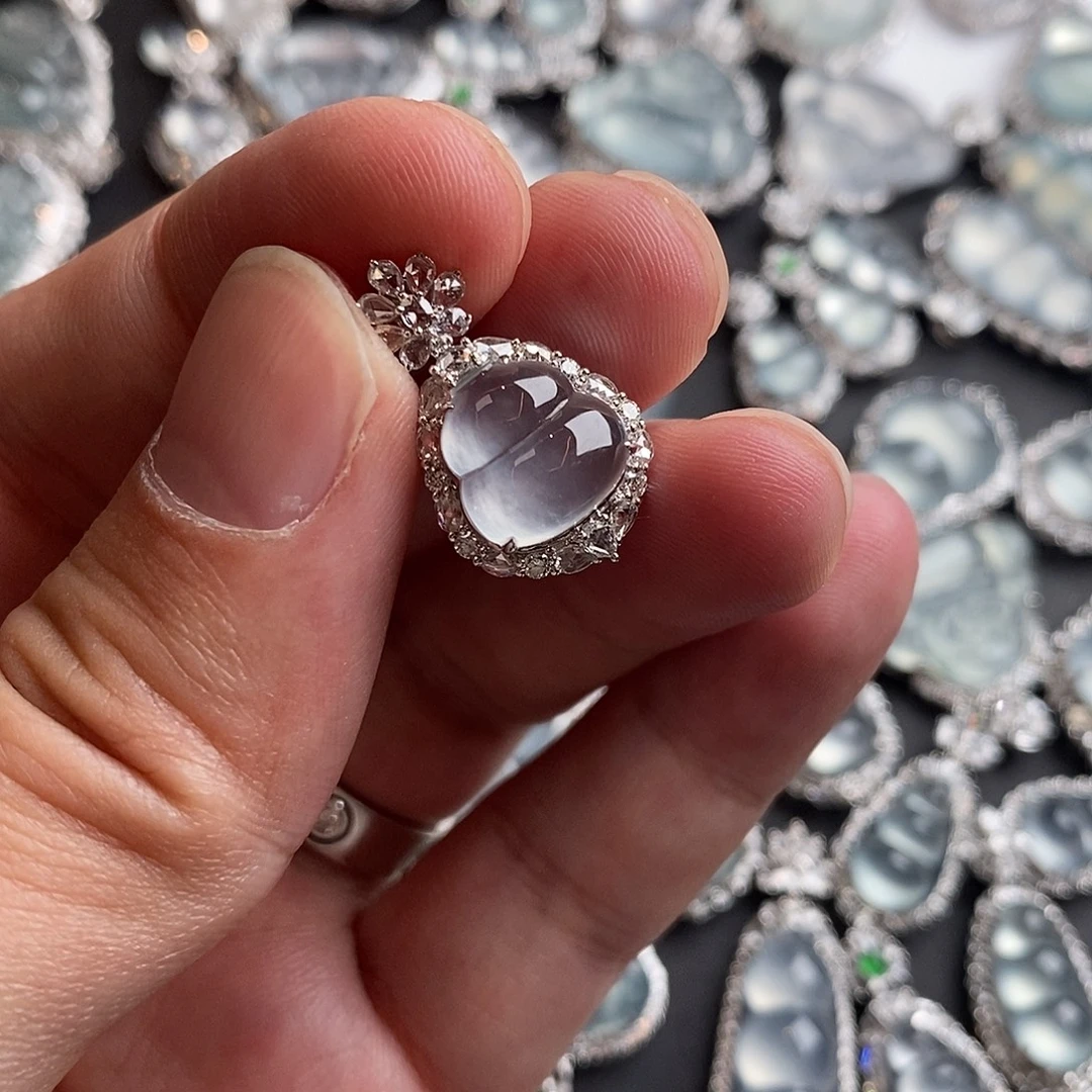 翡翠18K金镶嵌颈饰