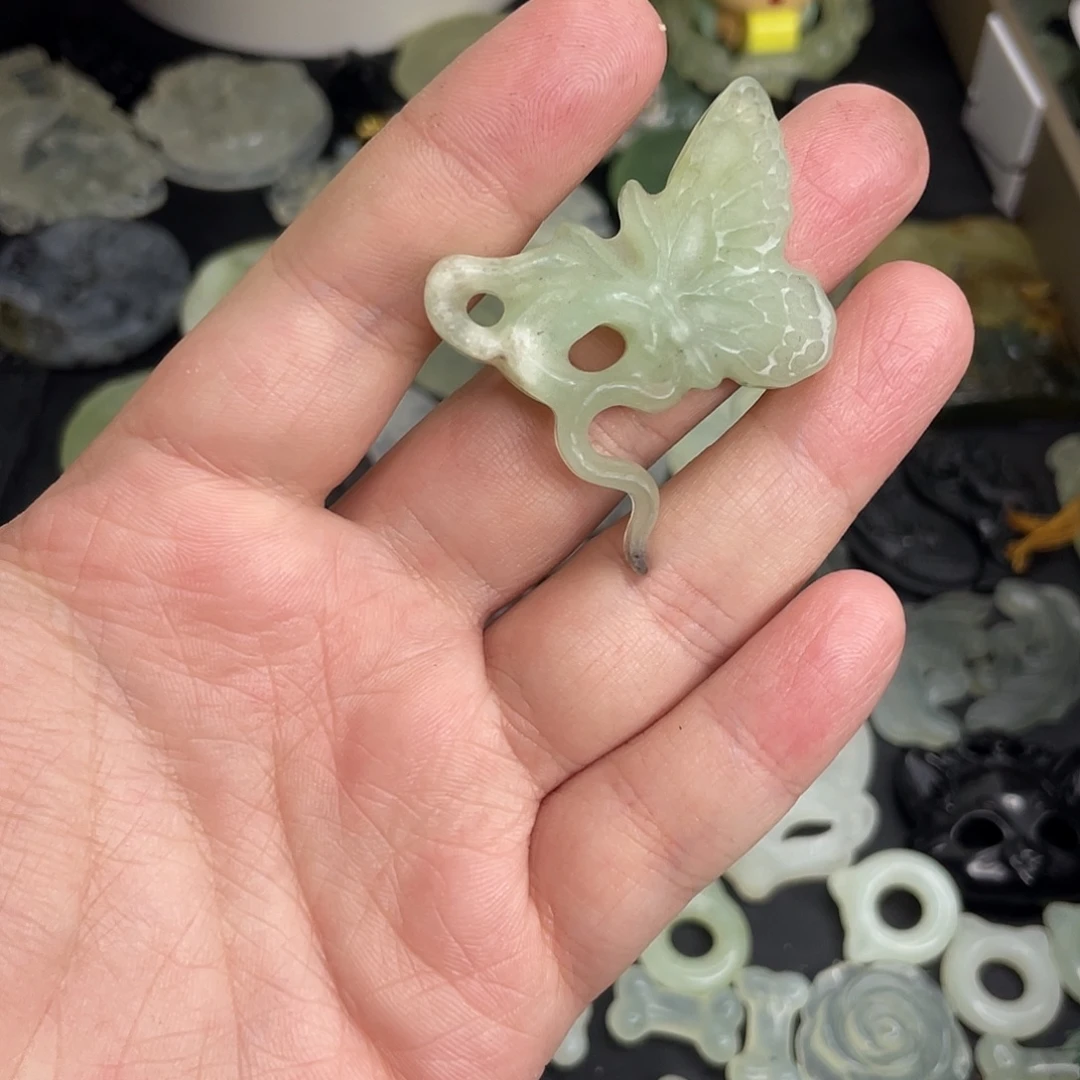 岫玉未镶嵌颈饰蛇蝶