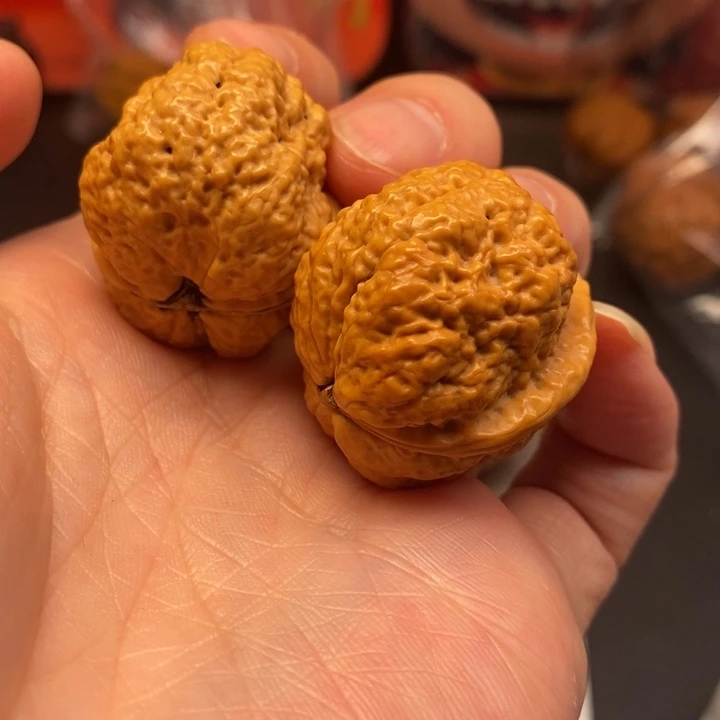 文玩核桃吊坠我在外面吃饭呢